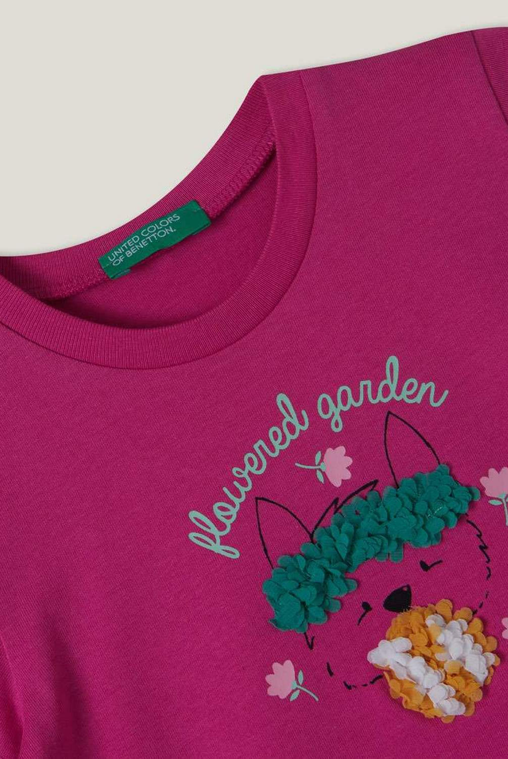 يونايتد كولورز اوف بينيتون تي شيرت بناتي مزين بمظهر البتلة نص كم