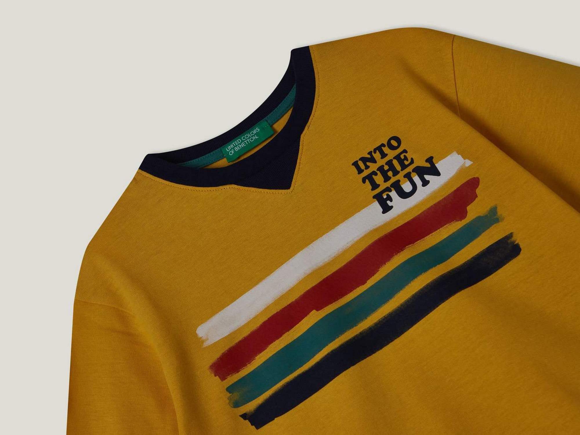 يونايتد كولورز اوف بينيتون تي شيرت ولادي مع طبعة متعددة الالوان