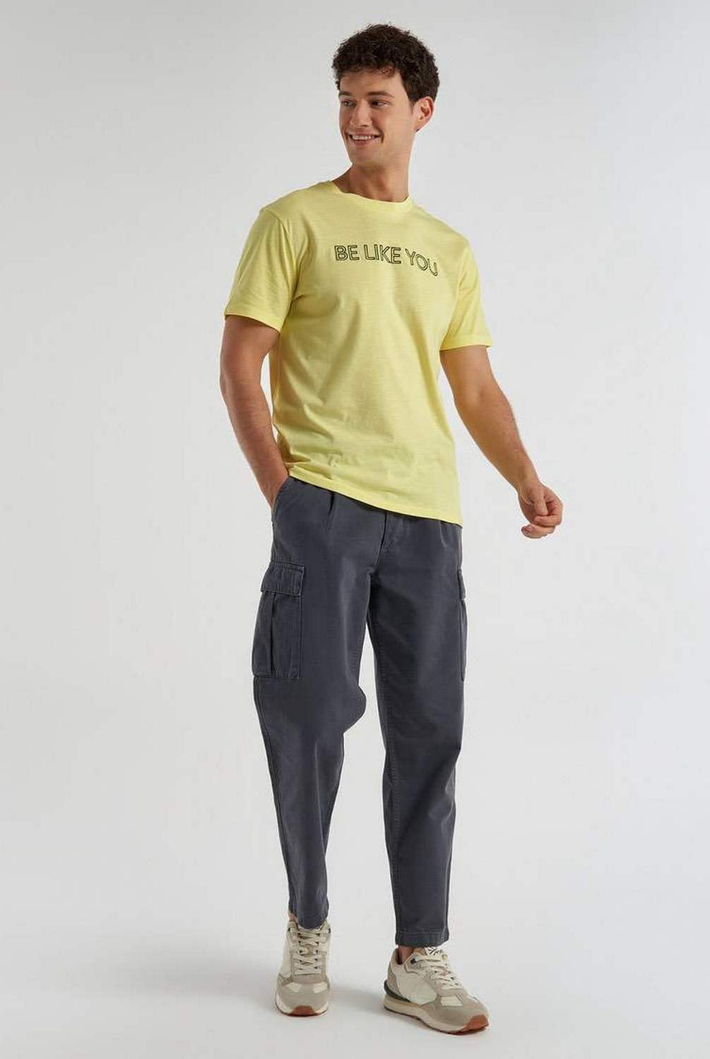 يونايتد كولورز اوف بينيتون تيشيرت رجالي بطبعة على الصدر "BE"