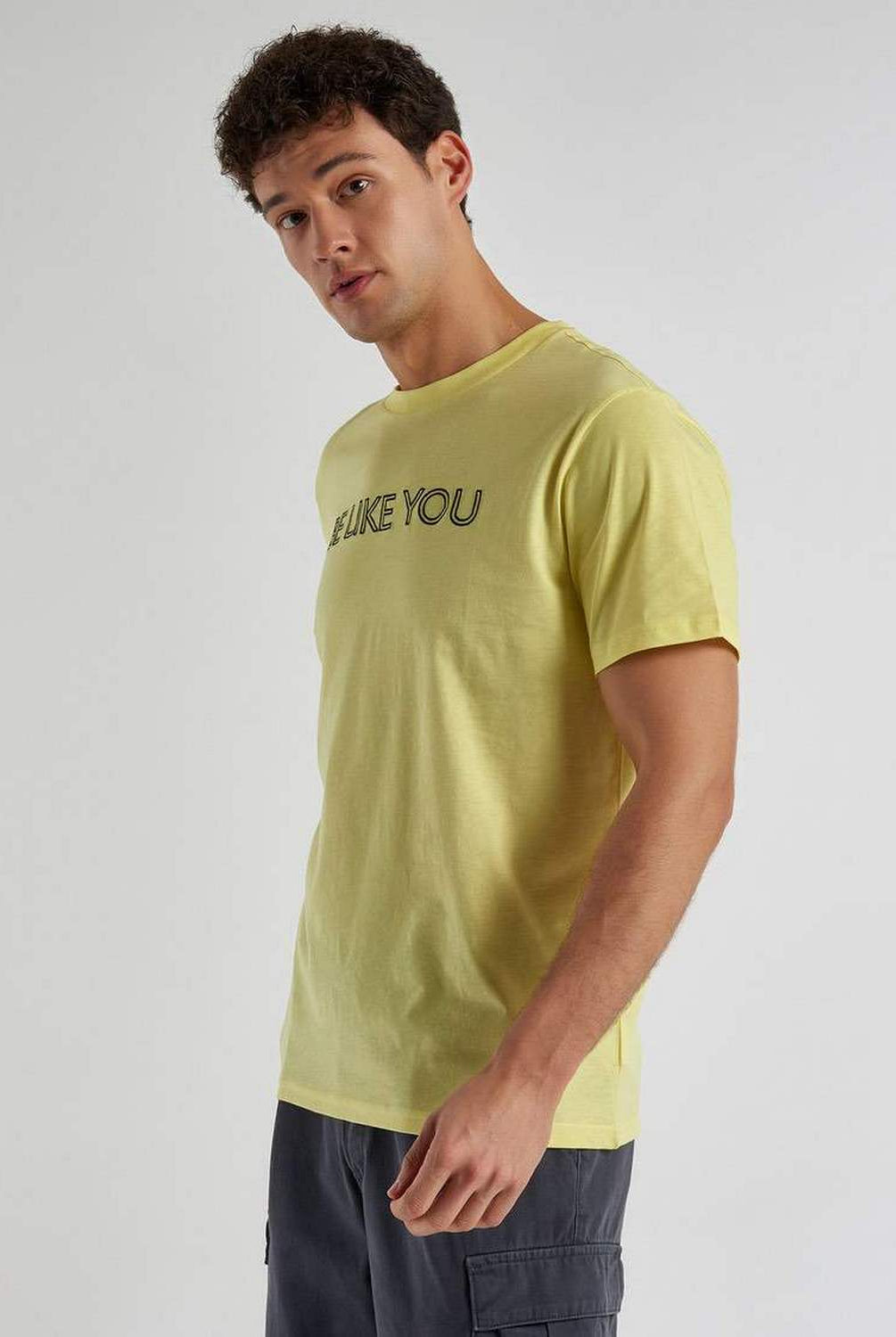 يونايتد كولورز اوف بينيتون تيشيرت رجالي بطبعة على الصدر "BE"