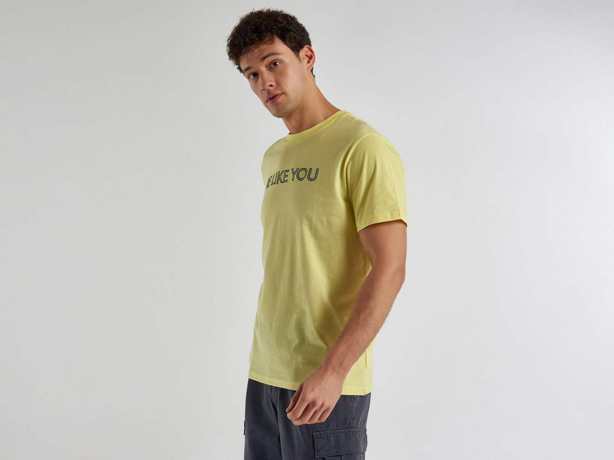 يونايتد كولورز اوف بينيتون تيشيرت رجالي بطبعة على الصدر "BE"