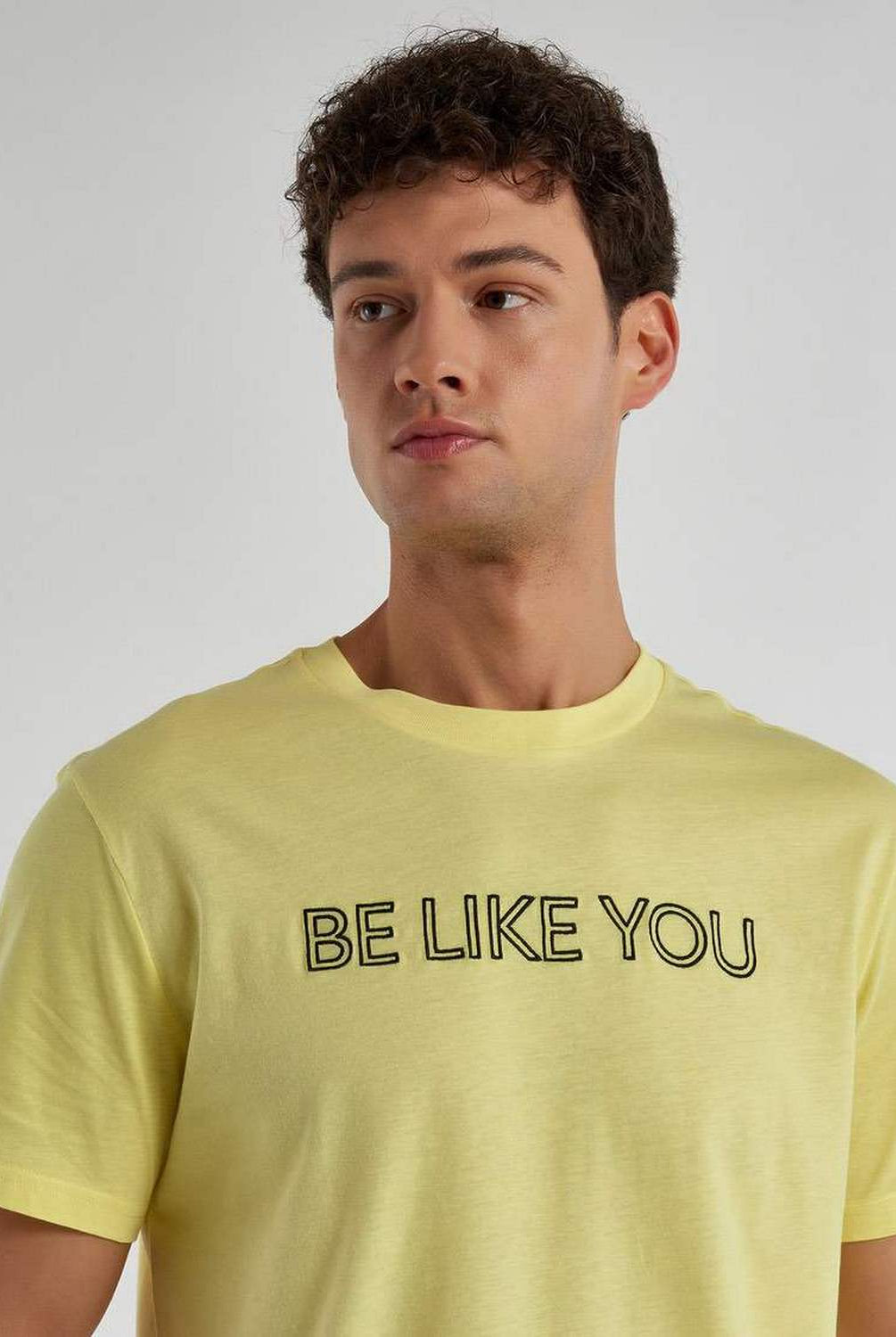 يونايتد كولورز اوف بينيتون تيشيرت رجالي بطبعة على الصدر "BE"