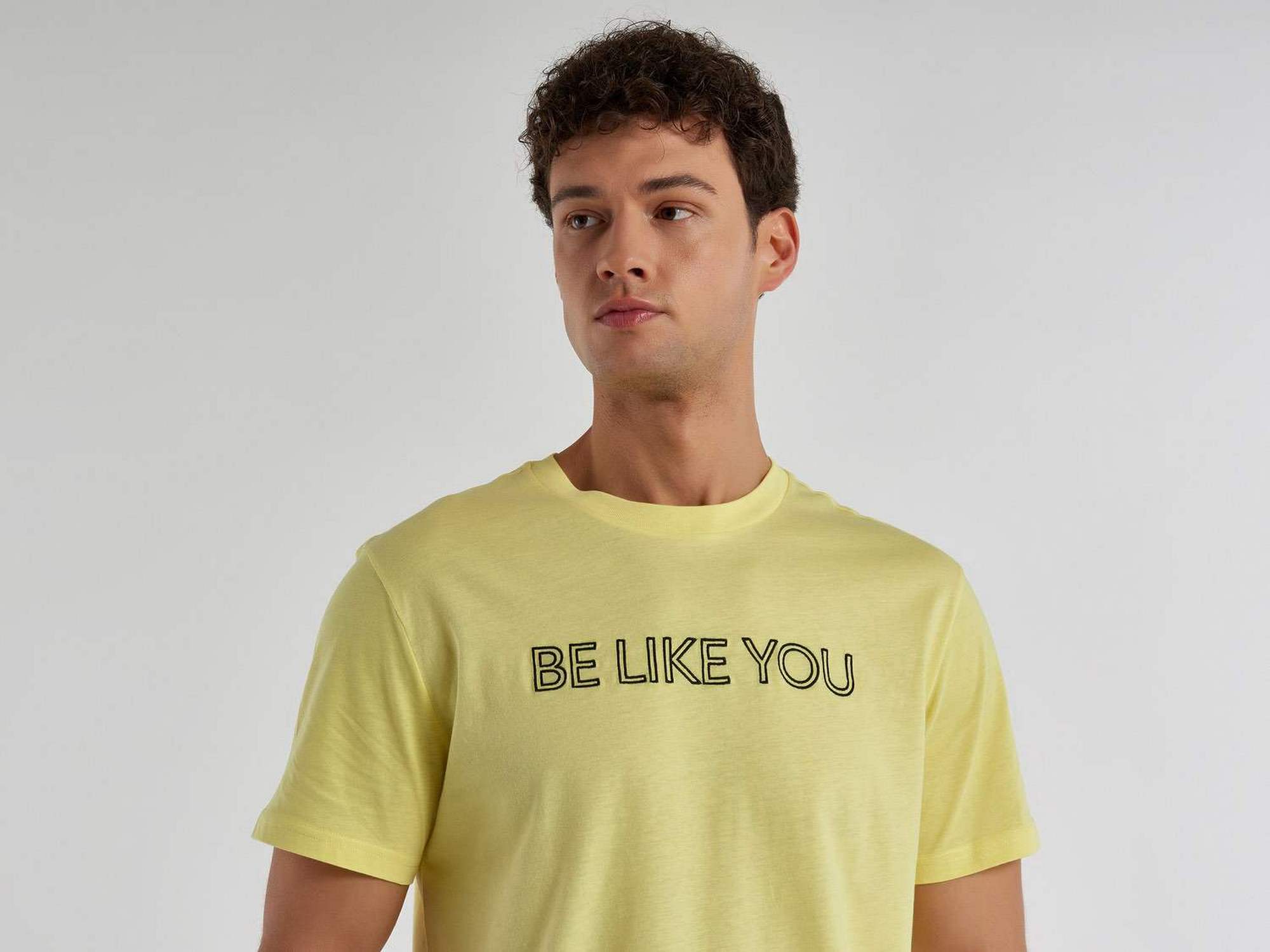 يونايتد كولورز اوف بينيتون تيشيرت رجالي بطبعة على الصدر "BE"