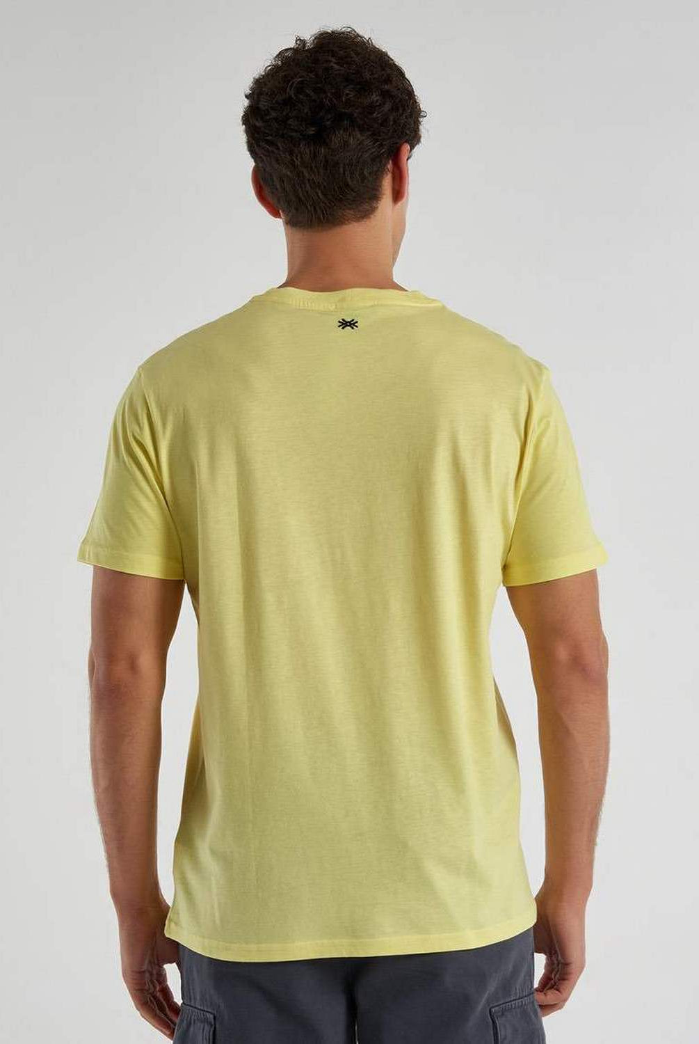 يونايتد كولورز اوف بينيتون تيشيرت رجالي بطبعة على الصدر "BE"