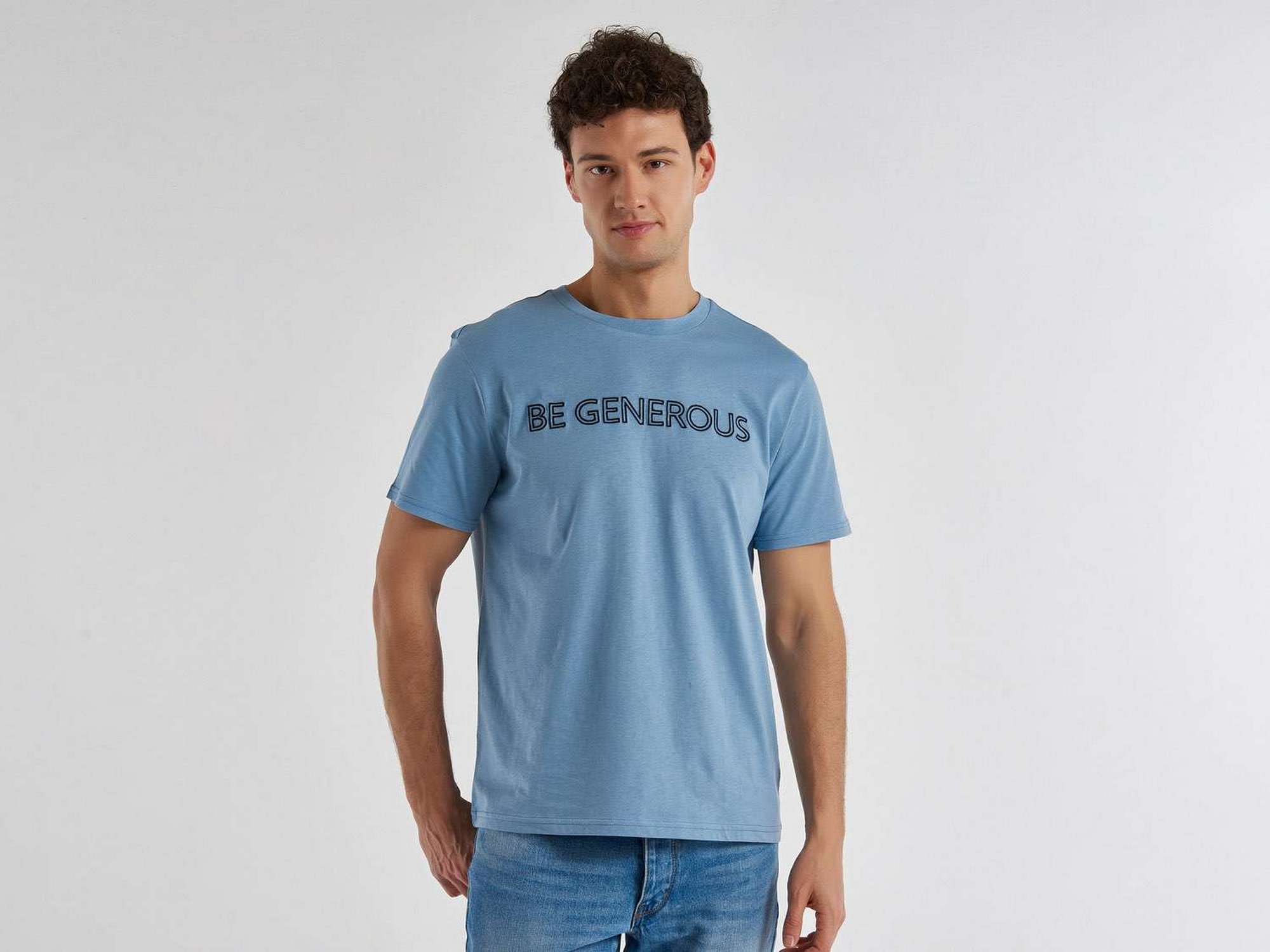 يونايتد كولورز اوف بينيتون تيشيرت رجالي بطبعة على الصدر "BE"