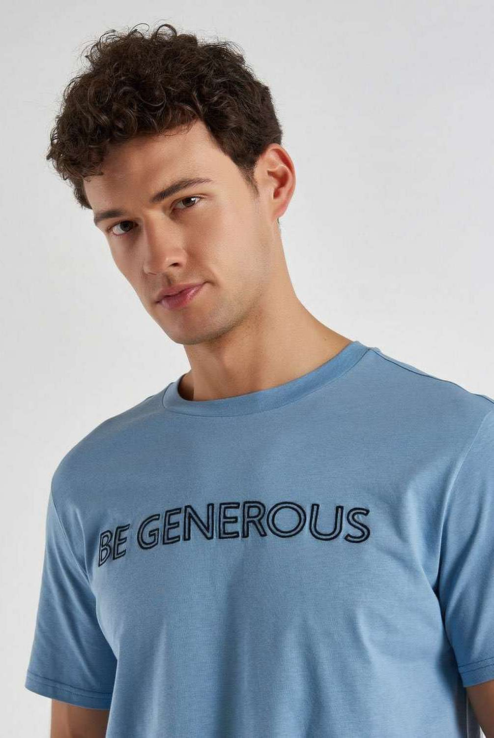 يونايتد كولورز اوف بينيتون تيشيرت رجالي بطبعة على الصدر "BE"