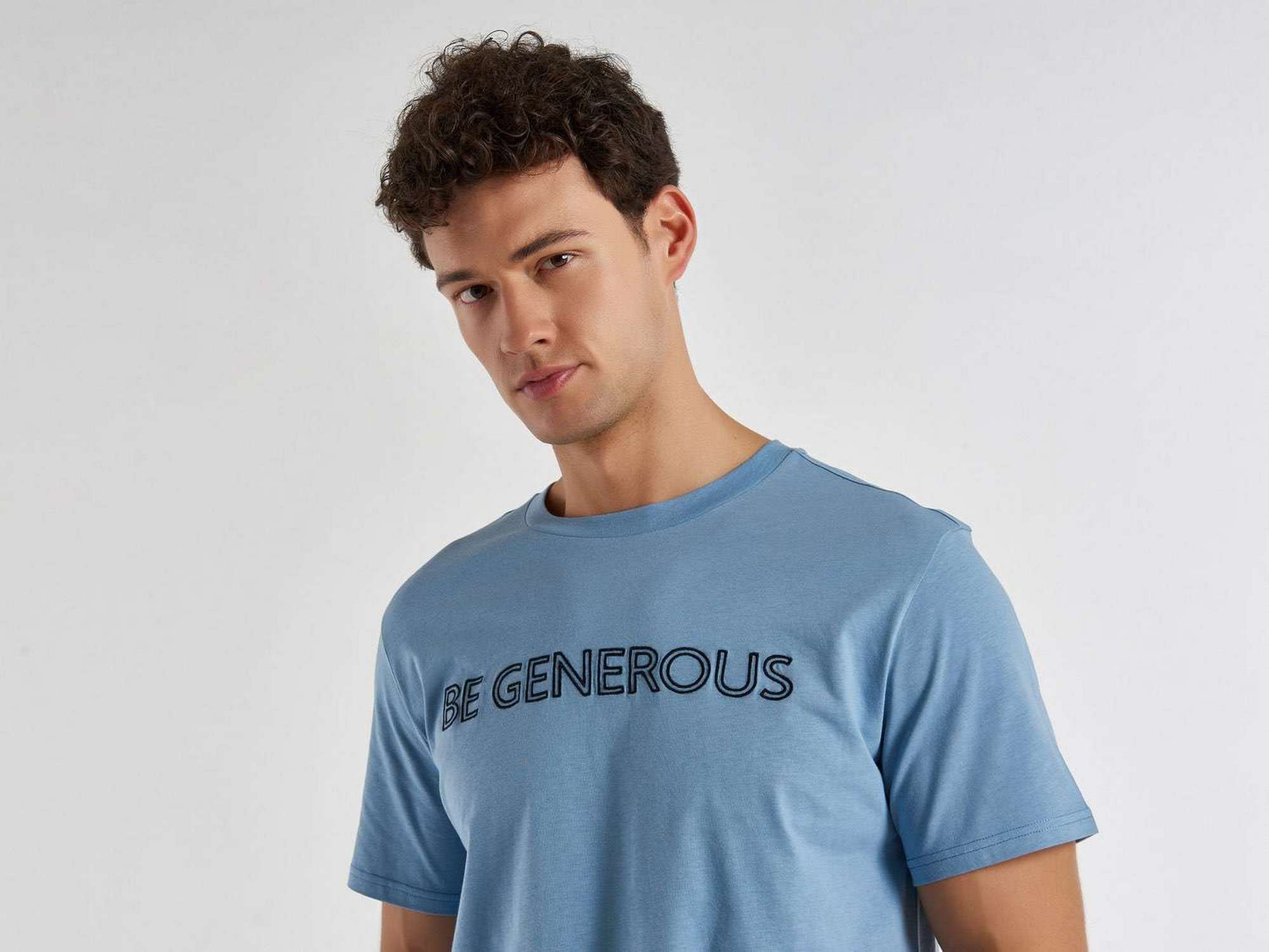 يونايتد كولورز اوف بينيتون تيشيرت رجالي بطبعة على الصدر "BE"