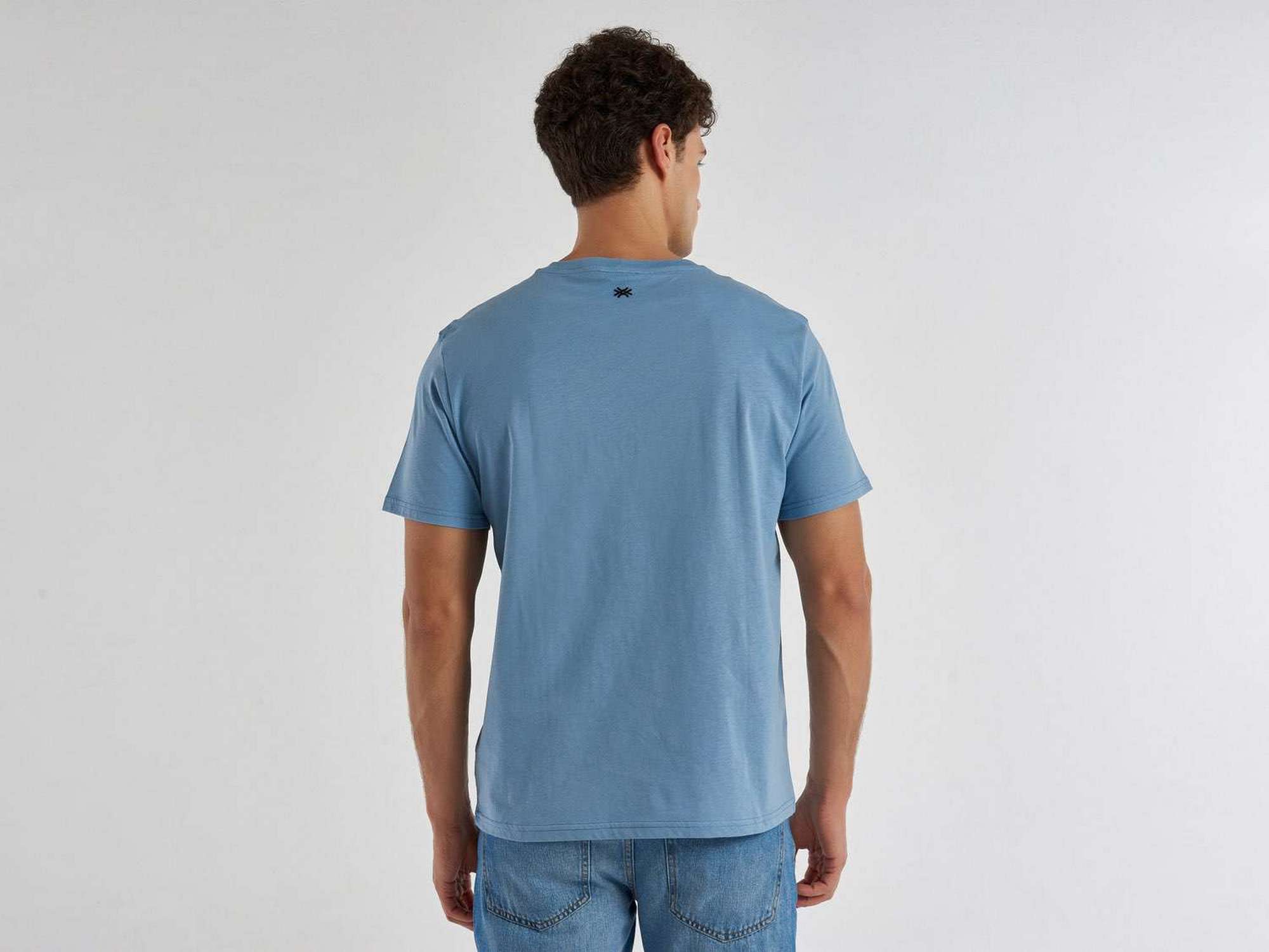 يونايتد كولورز اوف بينيتون تيشيرت رجالي بطبعة على الصدر "BE"