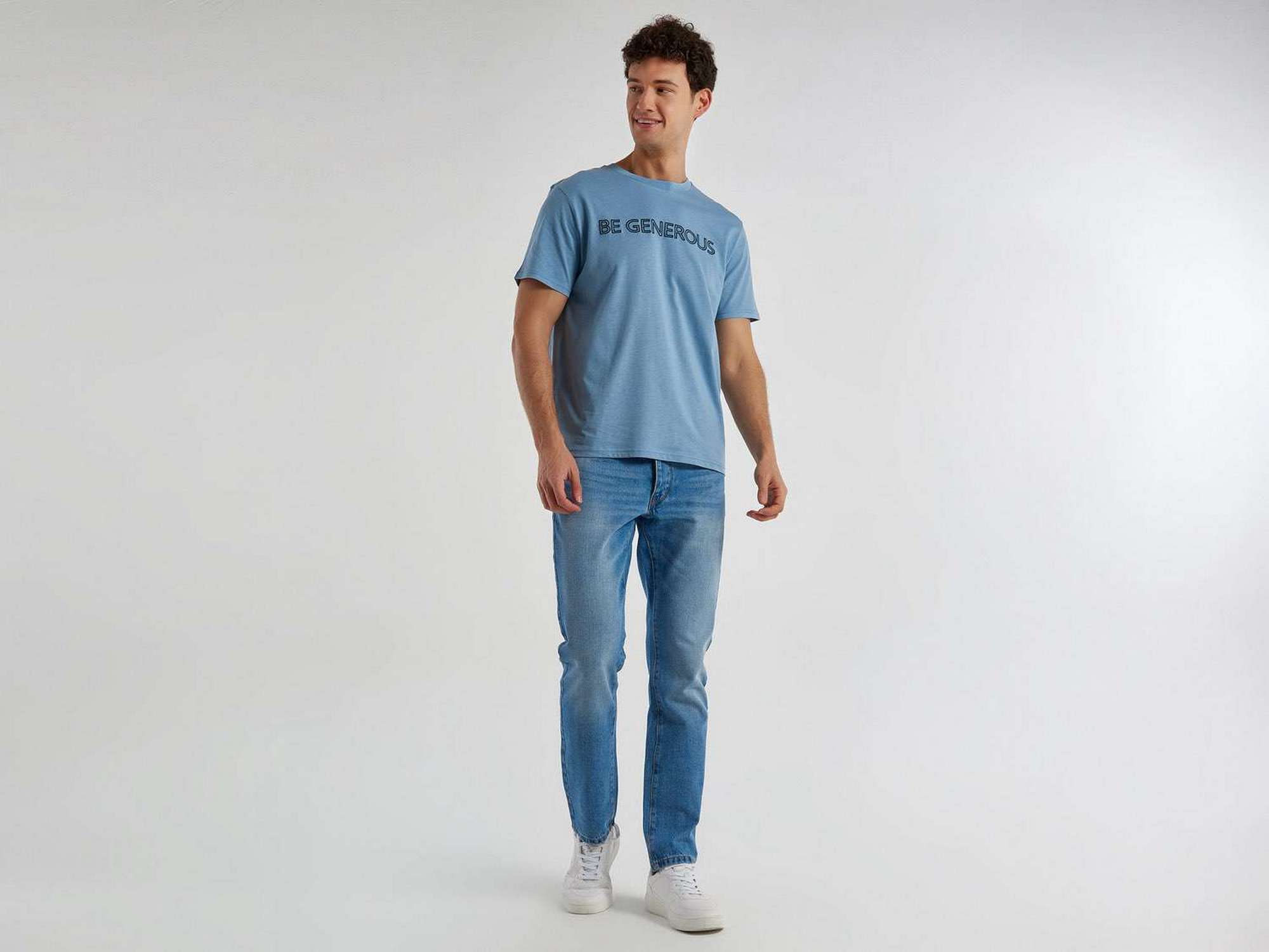 يونايتد كولورز اوف بينيتون تيشيرت رجالي بطبعة على الصدر "BE"