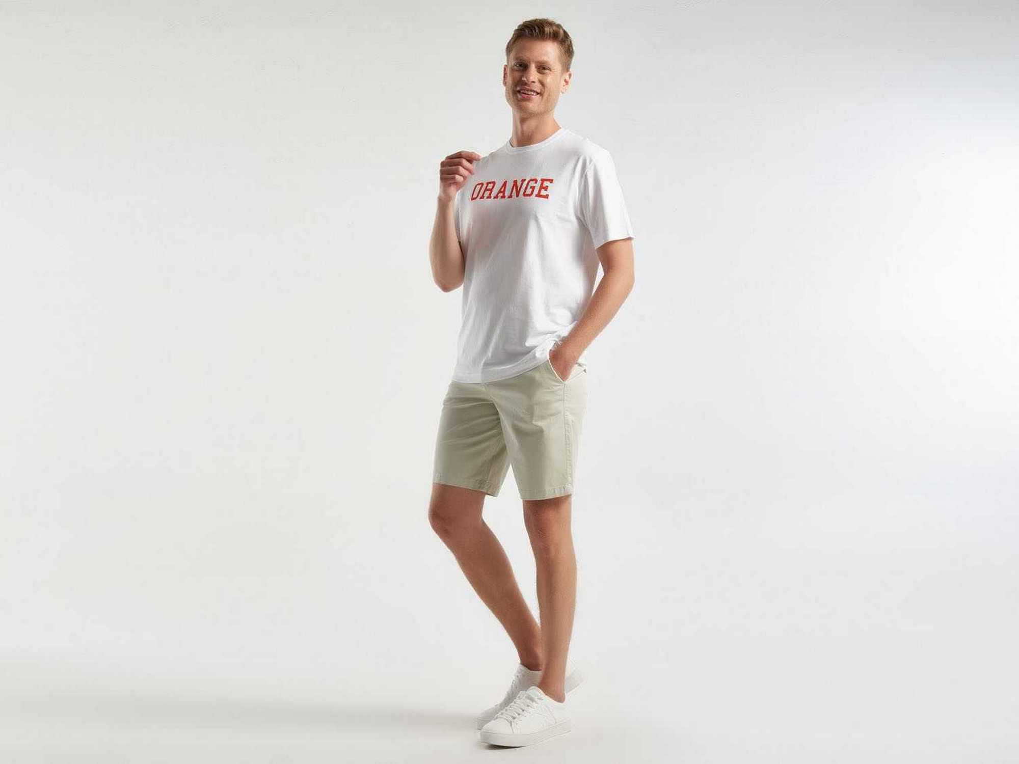 يونايتد كولورز اوف بينيتون تي شيرت رجالي سادة نص كم مع طباعة النص