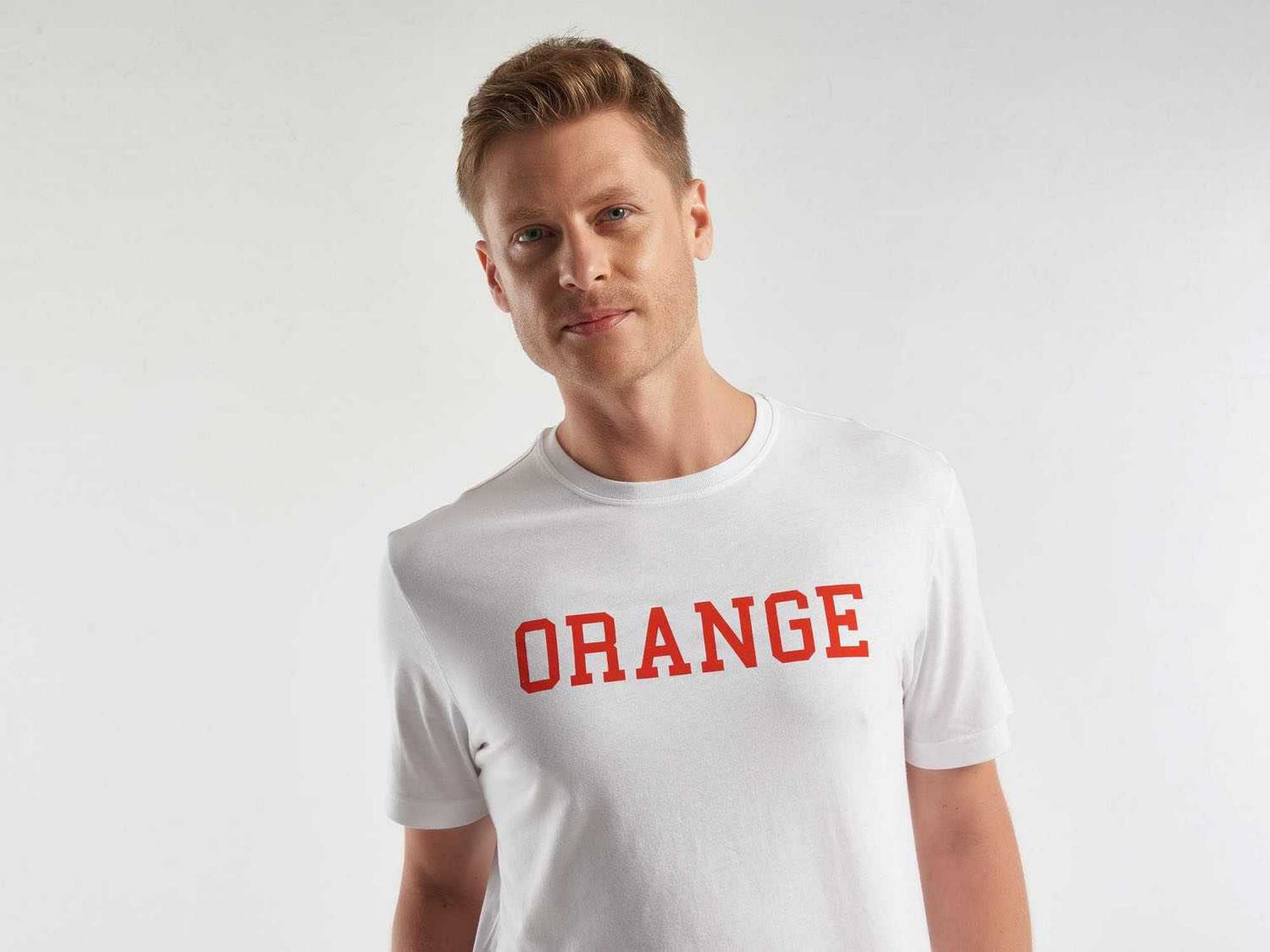 يونايتد كولورز اوف بينيتون تي شيرت رجالي سادة نص كم مع طباعة النص