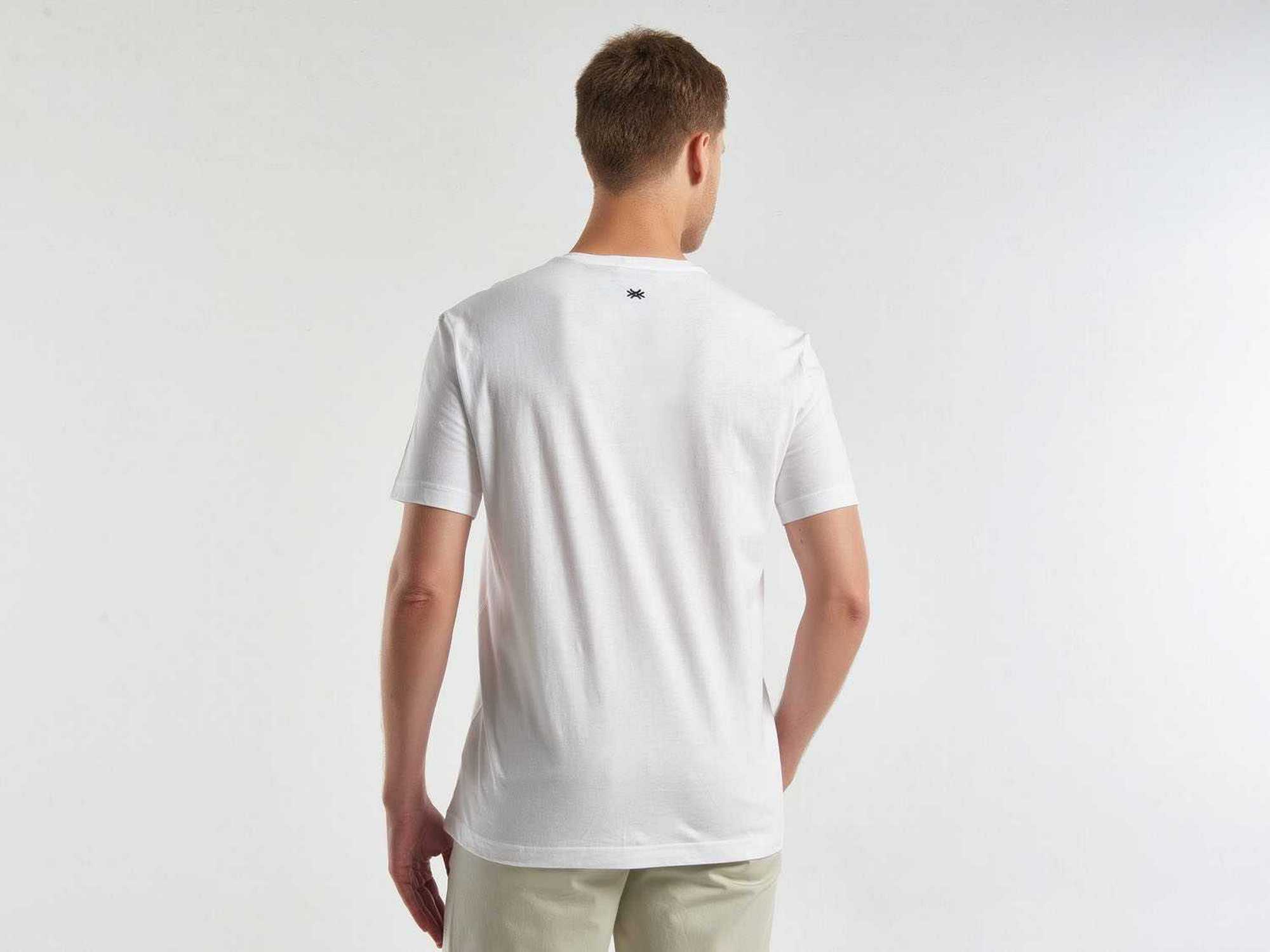 يونايتد كولورز اوف بينيتون تي شيرت رجالي سادة نص كم مع طباعة النص