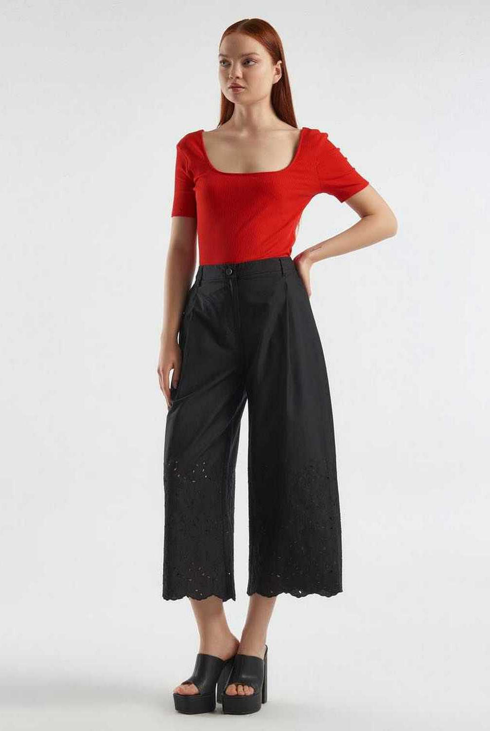 يونايتد كولورز اوف بينيتون تيشيرت نسائي مضلع برقبة واسعة