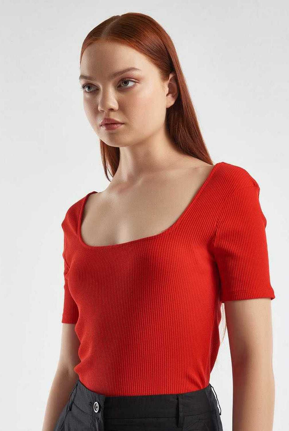 يونايتد كولورز اوف بينيتون تيشيرت نسائي مضلع برقبة واسعة