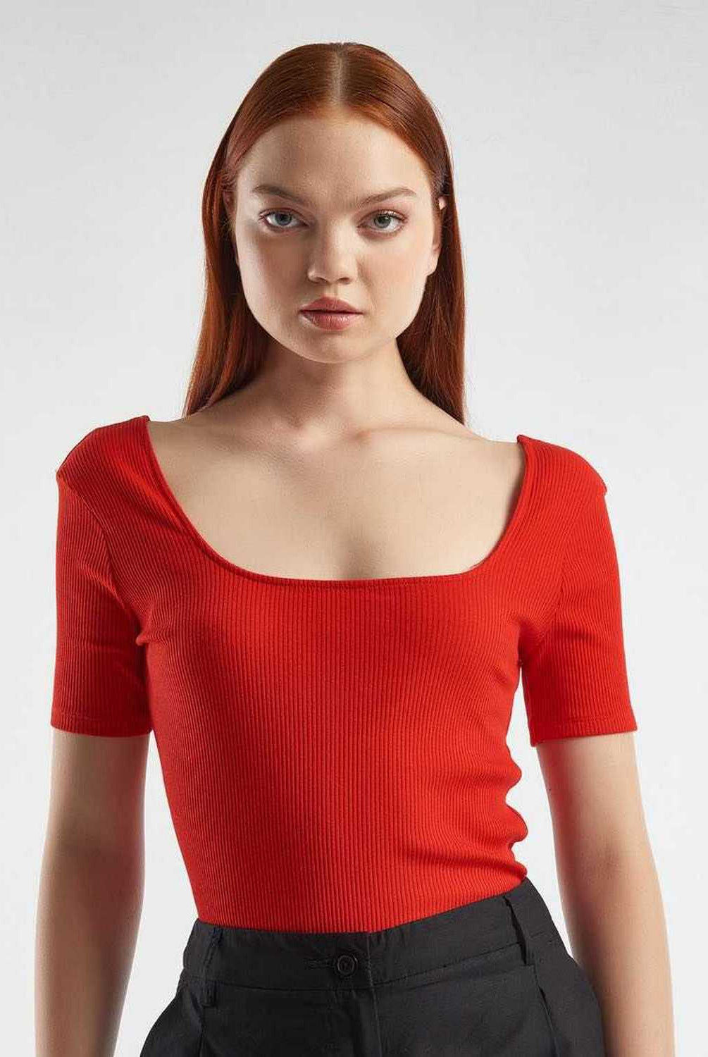 يونايتد كولورز اوف بينيتون تيشيرت نسائي مضلع برقبة واسعة