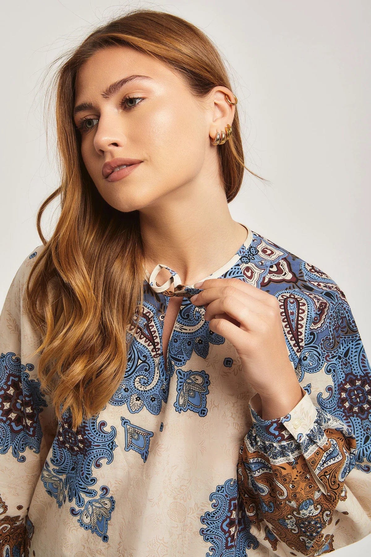 داليدرس بلوزة نسائية بأكمام طويلة منقوشة متعدد الألوان