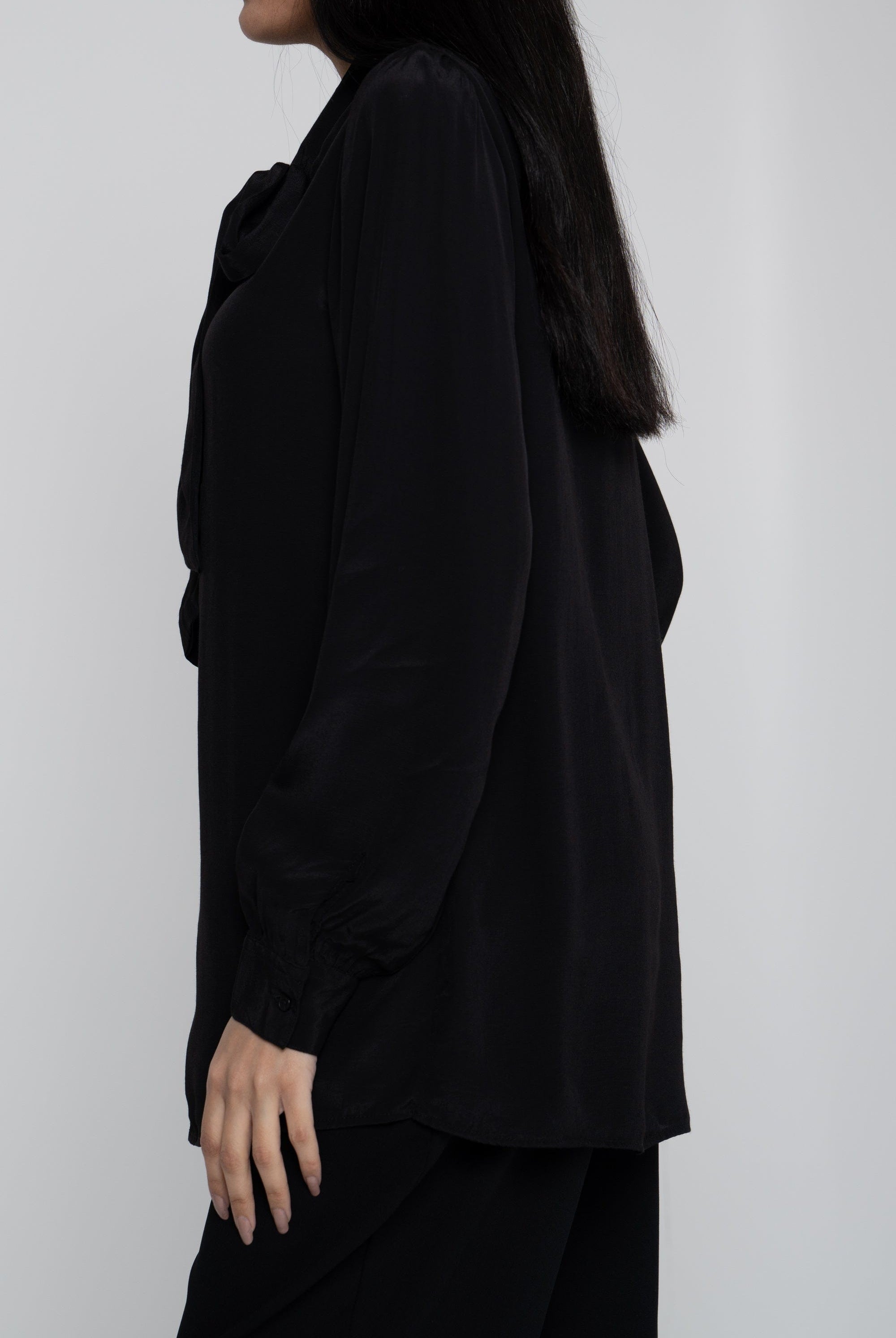 داليدرس بلوزة نسائية سادة بربطة عنق أسود قاتم