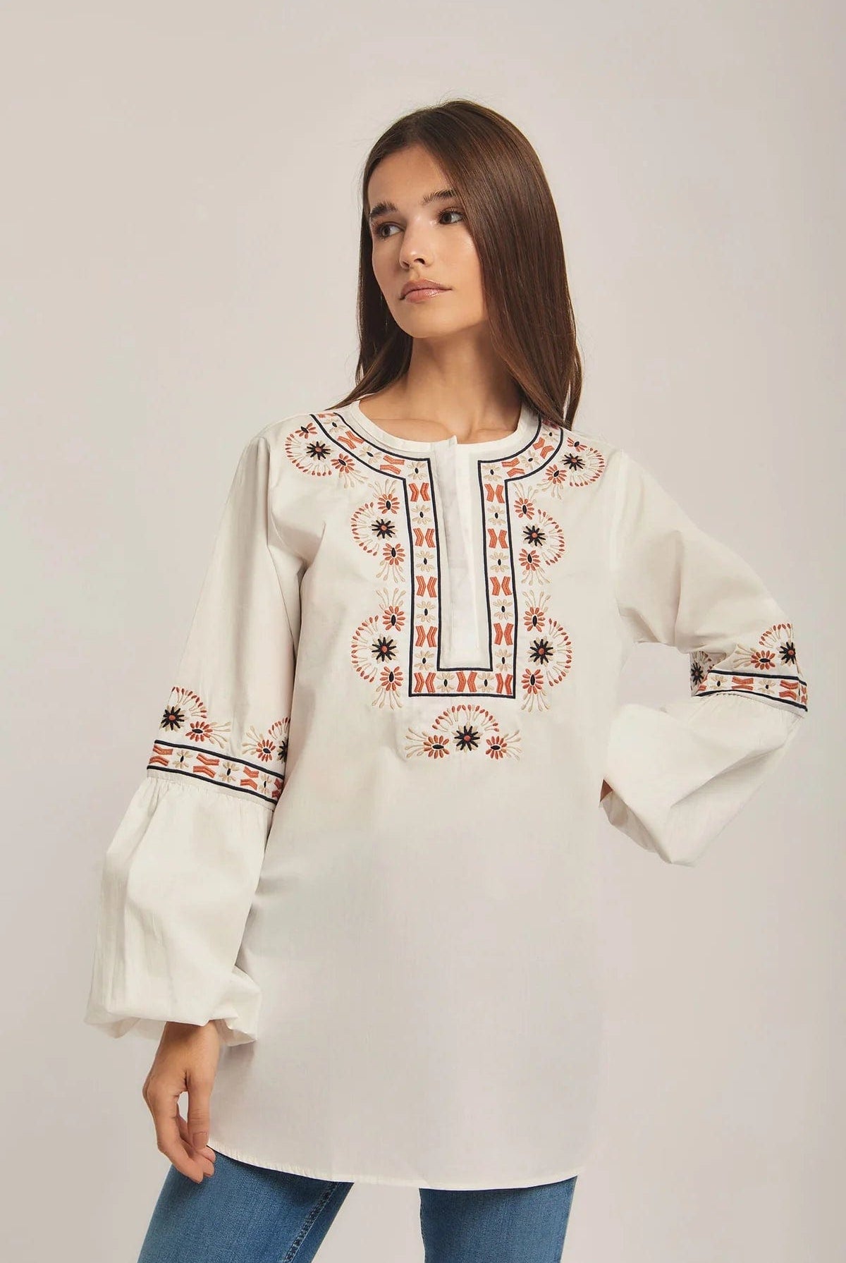 داليدرس بلوزة نسائية مطرزة أوف وايت