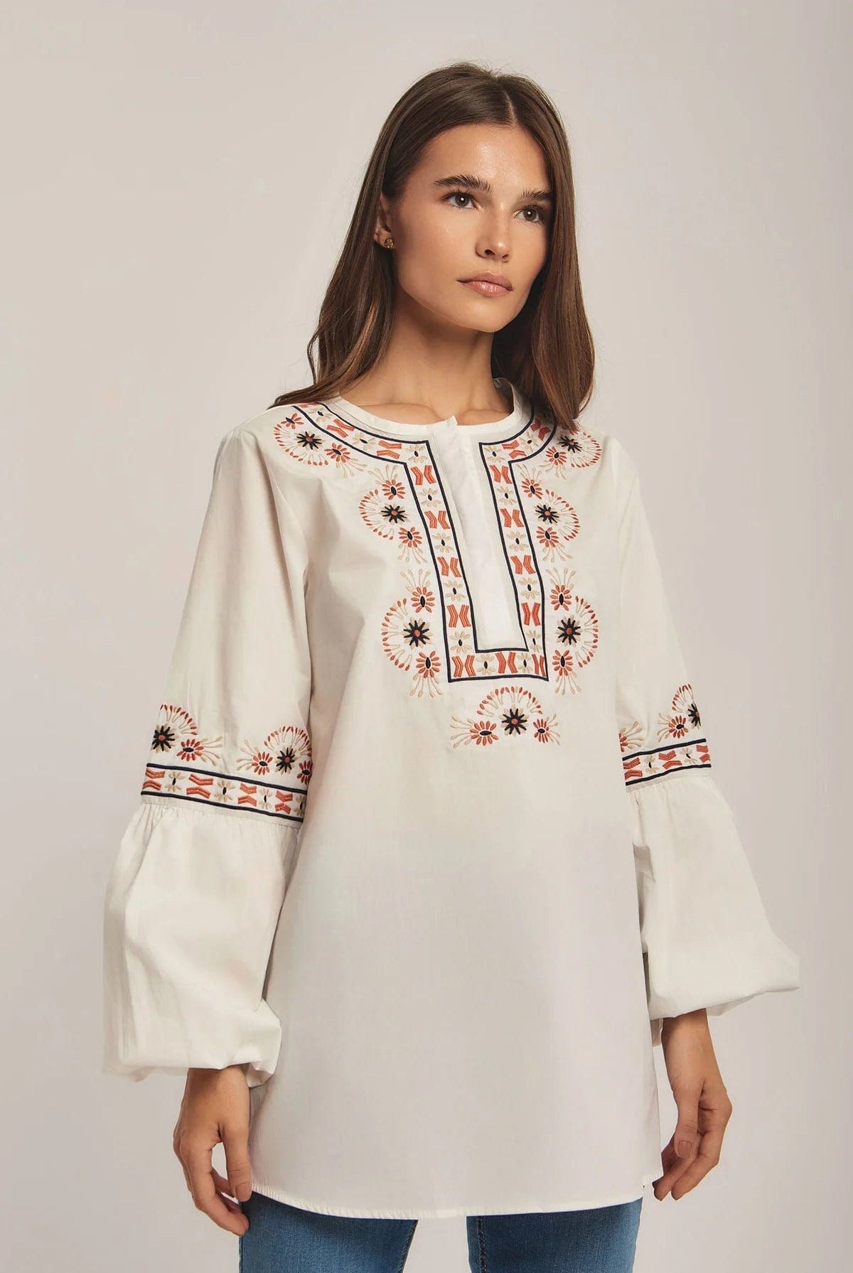 داليدرس بلوزة نسائية مطرزة أوف وايت