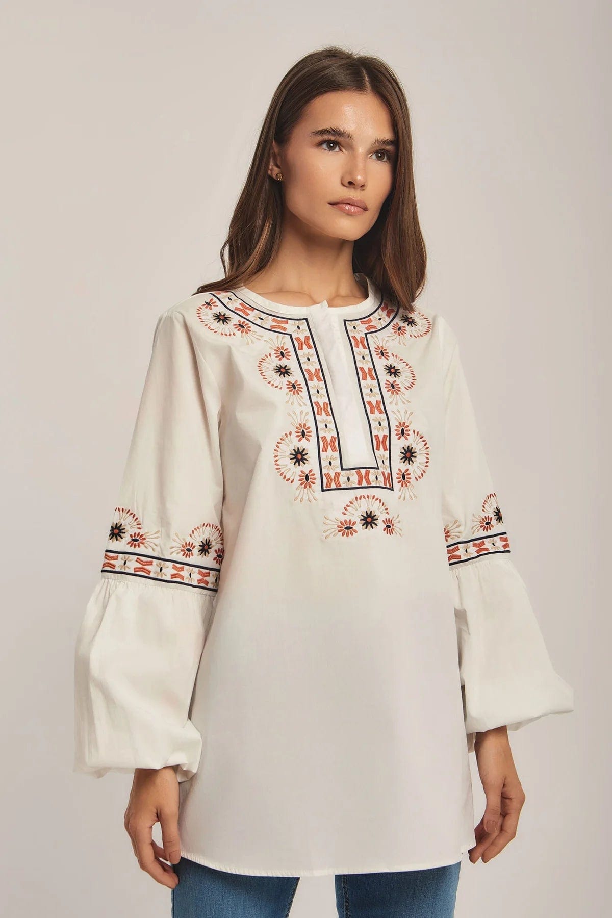 داليدرس بلوزة نسائية مطرزة أوف وايت
