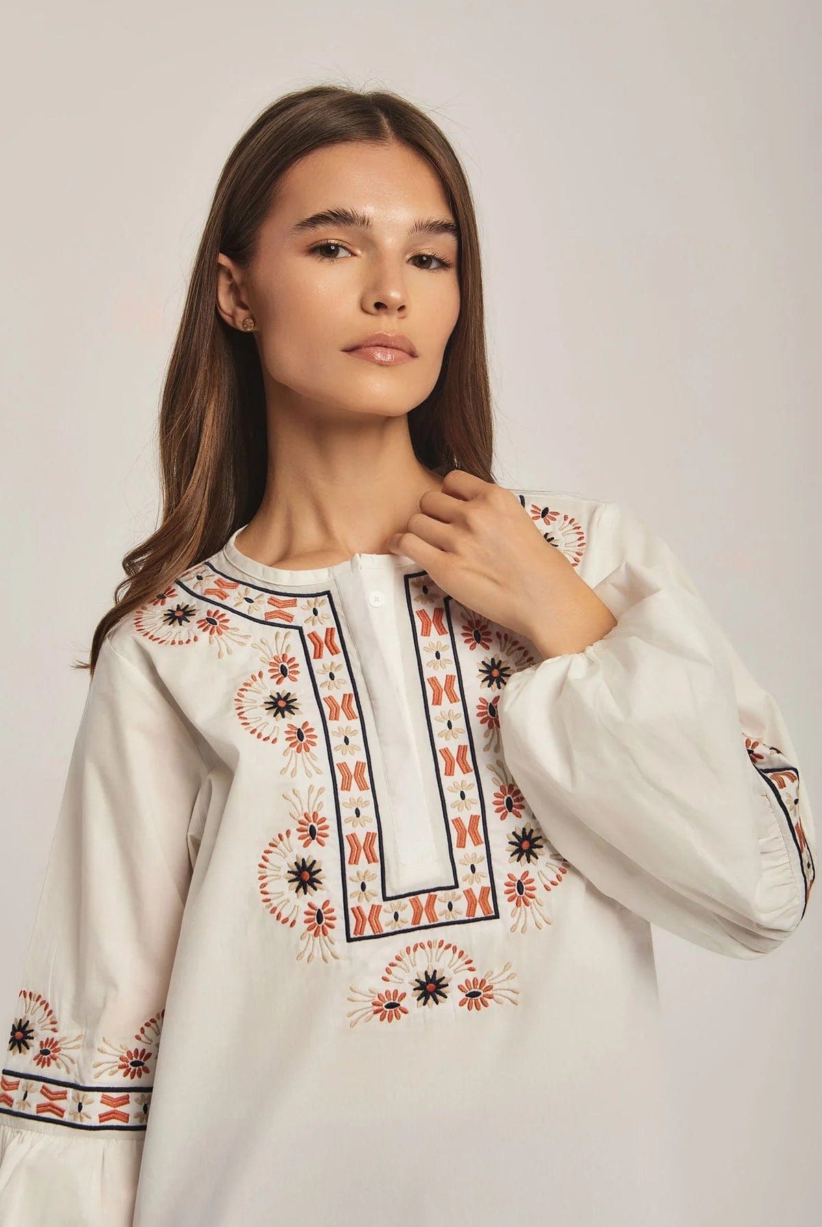 داليدرس بلوزة نسائية مطرزة أوف وايت