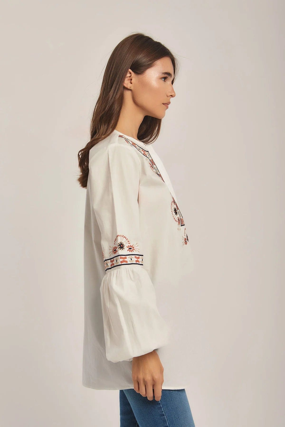 داليدرس بلوزة نسائية مطرزة أوف وايت