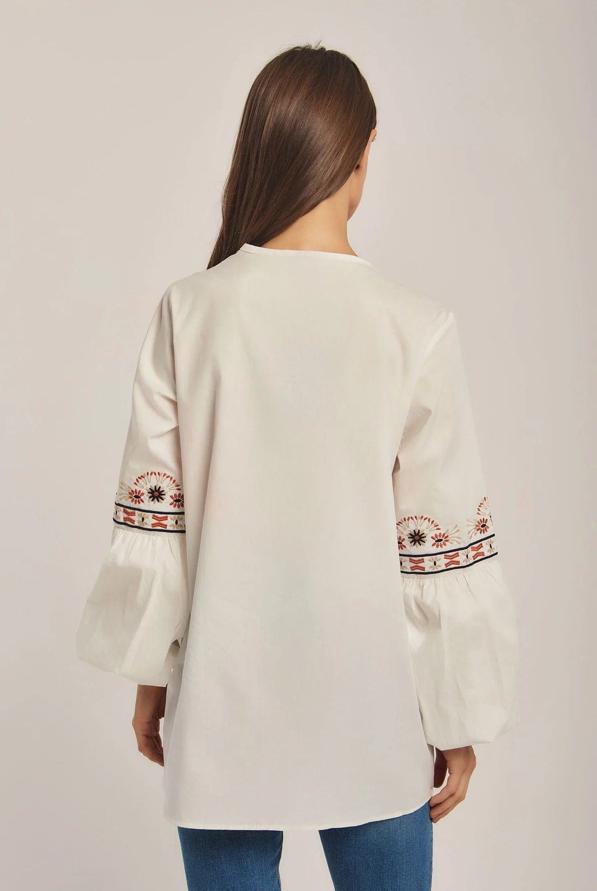 داليدرس بلوزة نسائية مطرزة أوف وايت