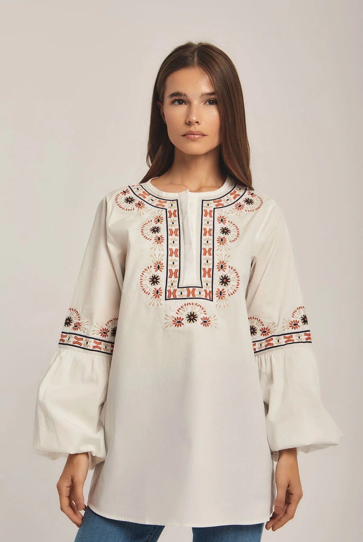 داليدرس بلوزة نسائية مطرزة أوف وايت