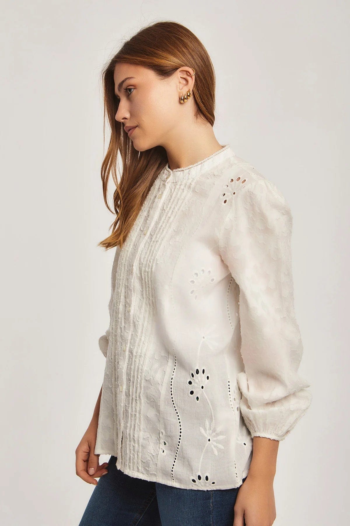 داليدرس بلوزة نسائي مخرمة بلون موحد كم طويل بأزرار أمامية أوف وايت