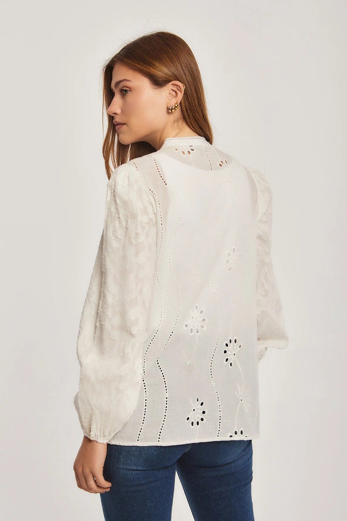 داليدرس بلوزة نسائي مخرمة بلون موحد كم طويل بأزرار أمامية أوف وايت