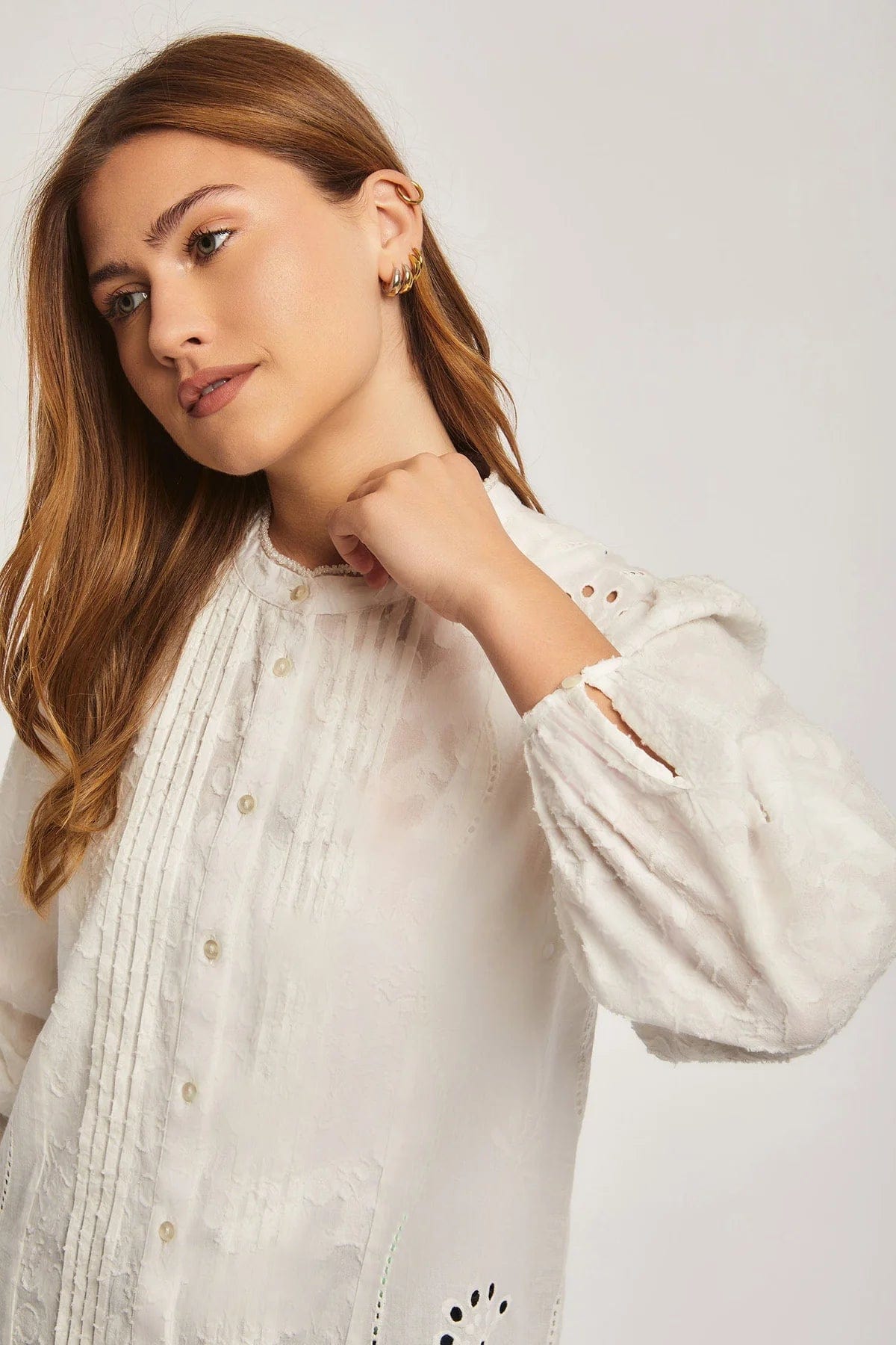 داليدرس بلوزة نسائي مخرمة بلون موحد كم طويل بأزرار أمامية أوف وايت