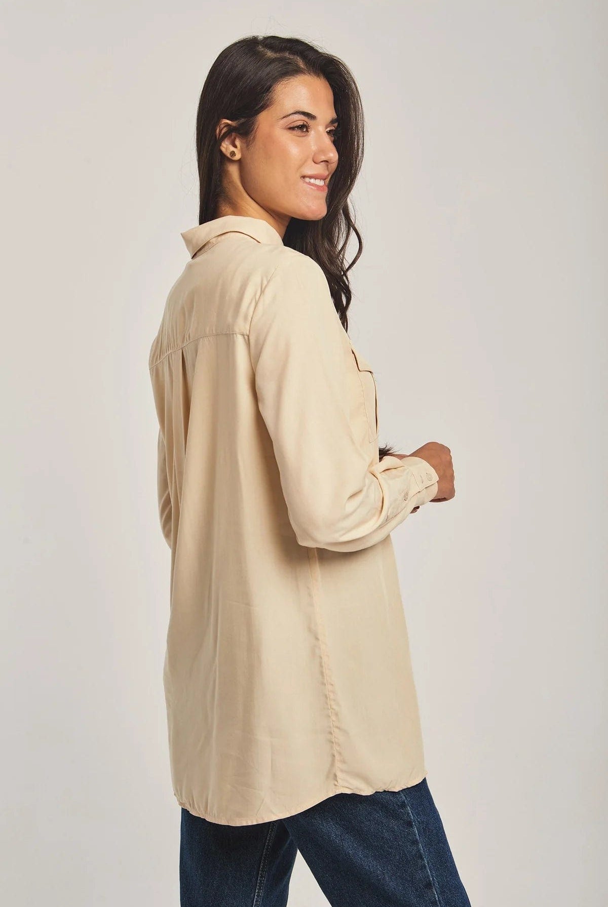 داليدرس بلوزة نسائية طويلة بجيوب على الصدر بيج