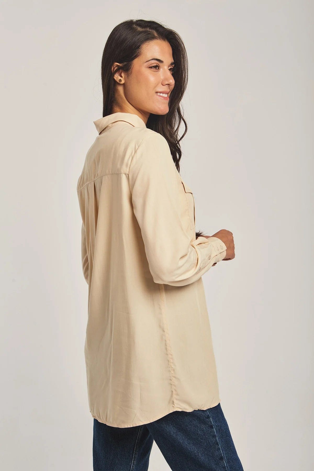 داليدرس بلوزة نسائية طويلة بجيوب على الصدر بيج