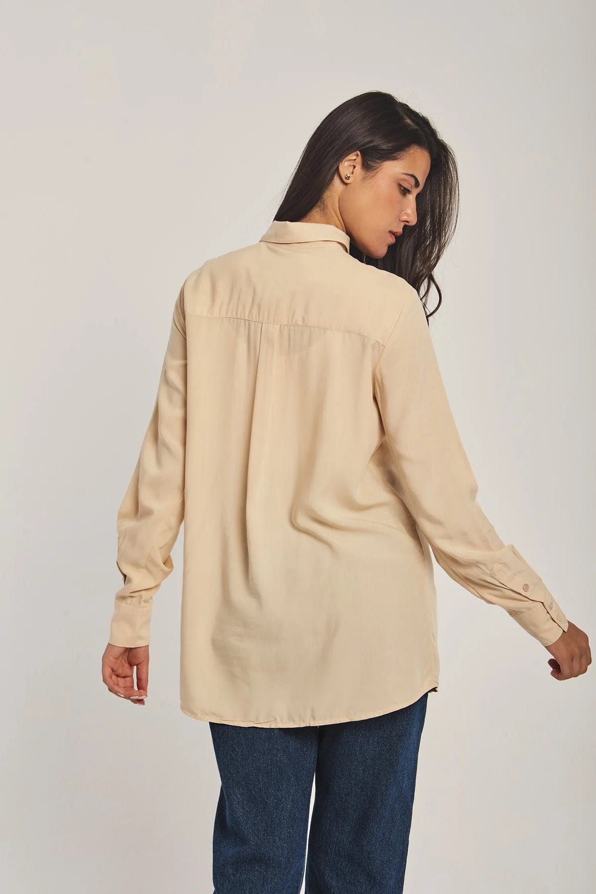 داليدرس بلوزة نسائية طويلة بجيوب على الصدر بيج