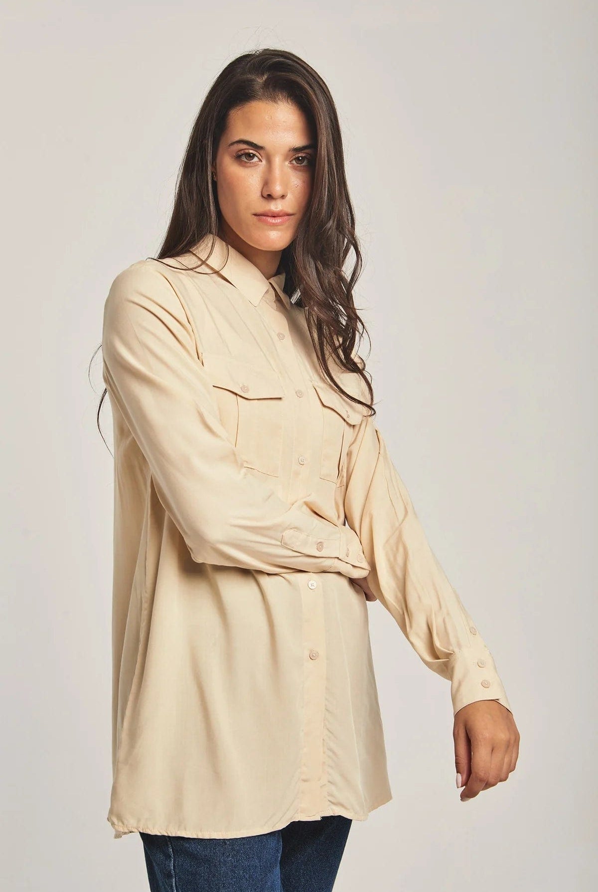 داليدرس بلوزة نسائية طويلة بجيوب على الصدر بيج