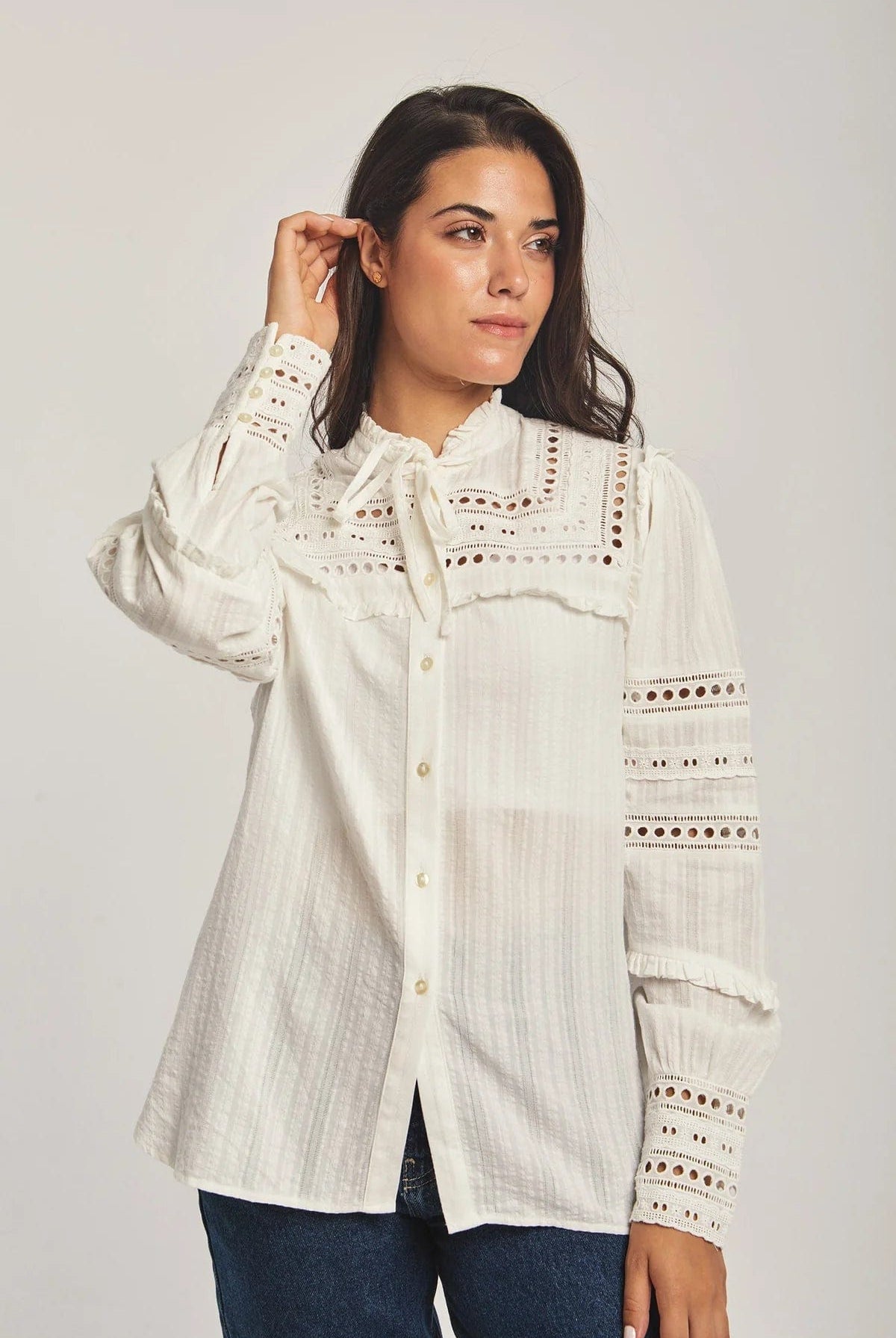 داليدرس بلوزة نسائية مخرمة بأزرار أمامية أوف وايت