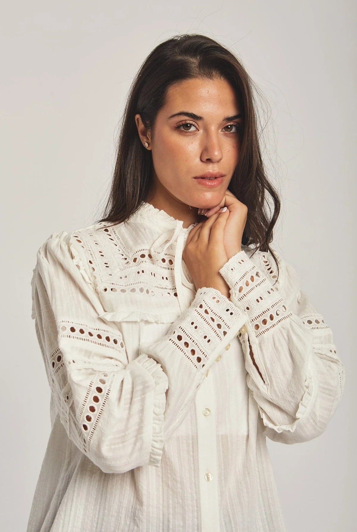 داليدرس بلوزة نسائية مخرمة بأزرار أمامية أوف وايت