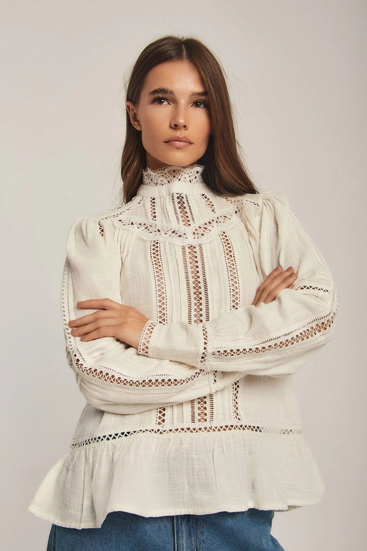 داليدرس بلوزة نسائية مخرمة أوف وايت