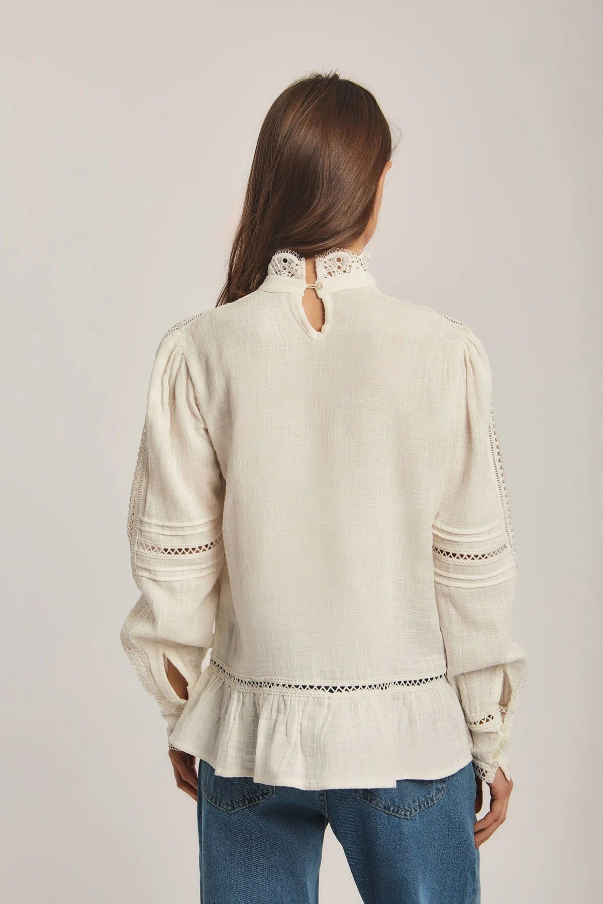 داليدرس بلوزة نسائية مخرمة أوف وايت