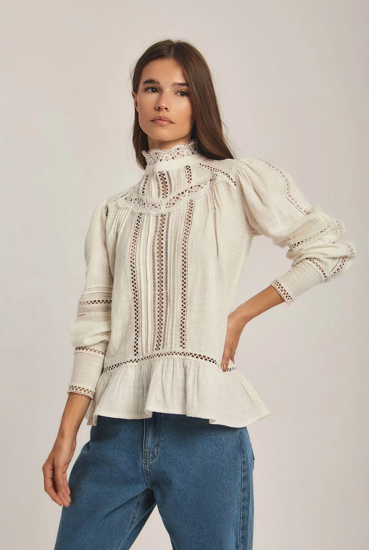 داليدرس بلوزة نسائية مخرمة أوف وايت