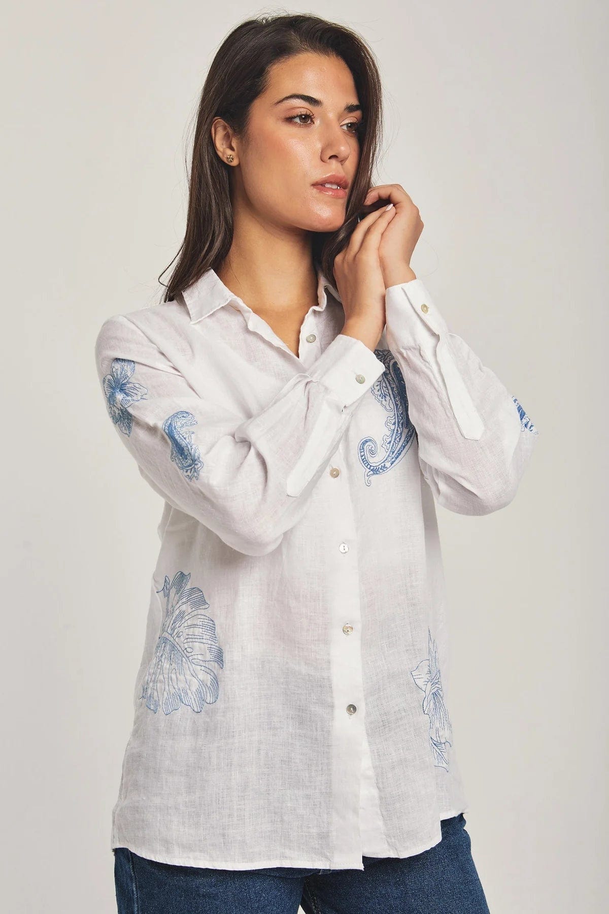 داليدرس بلوزة مطرزة بالورود كم طويل نسائي أبيض