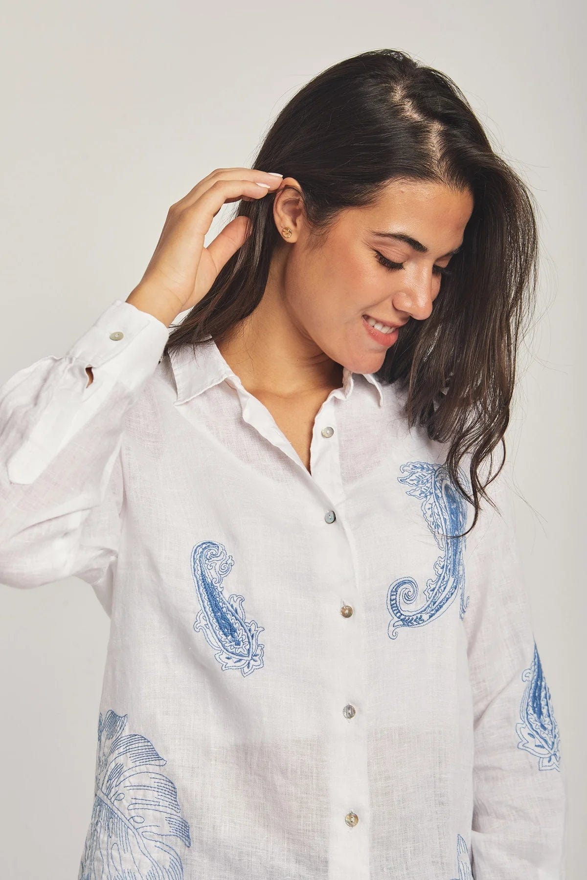 داليدرس بلوزة مطرزة بالورود كم طويل نسائي أبيض