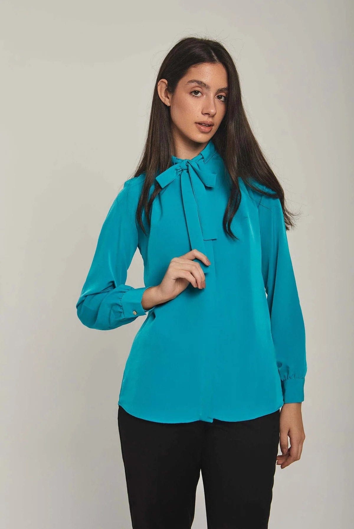 داليدرس بلوزة نسائية سادة بربطة عنق