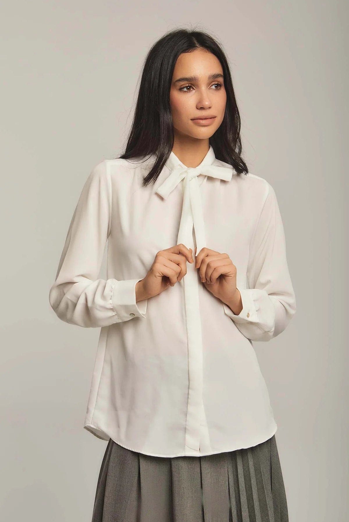 داليدرس بلوزة نسائية سادة بربطة عنق