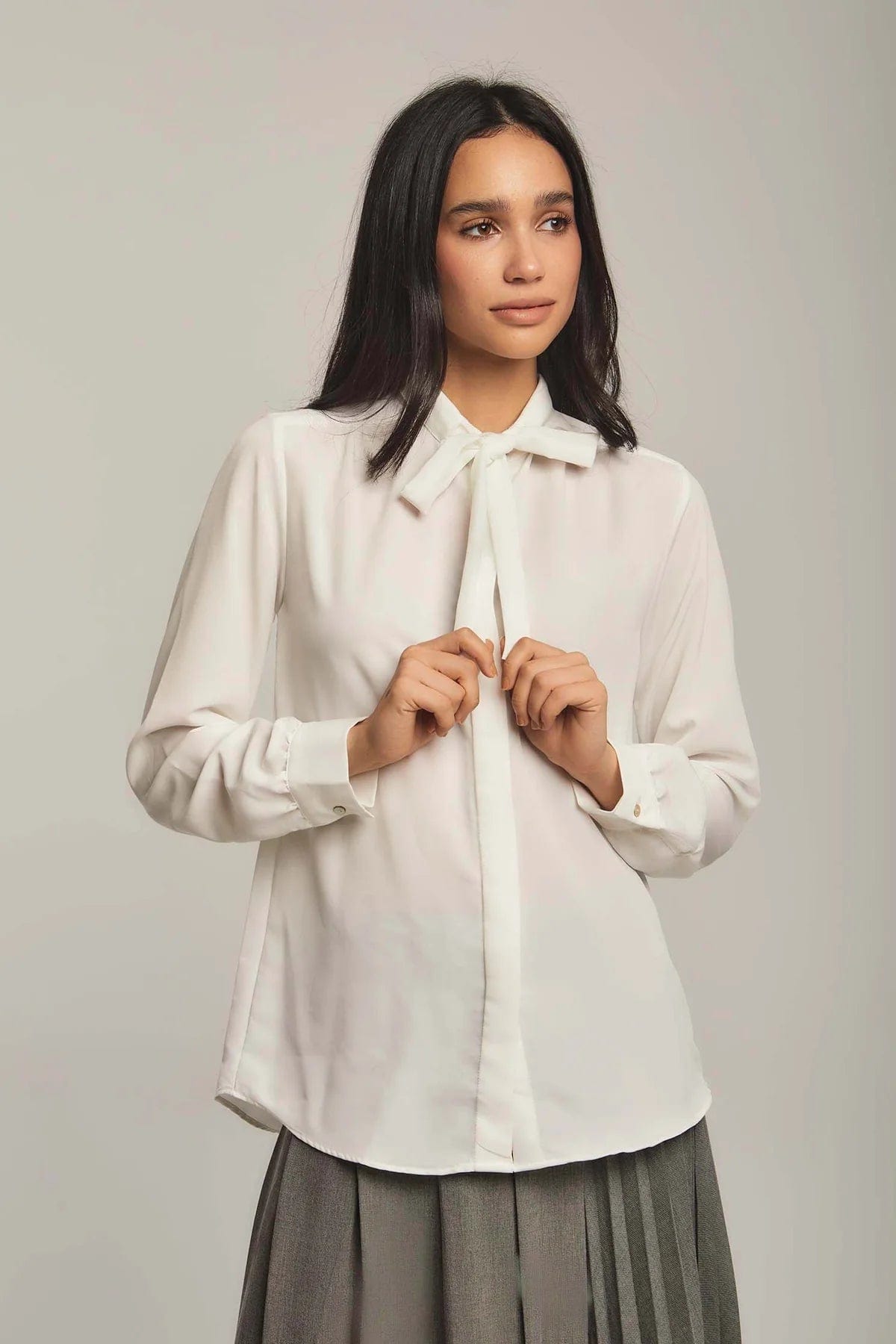 داليدرس بلوزة نسائية سادة بربطة عنق