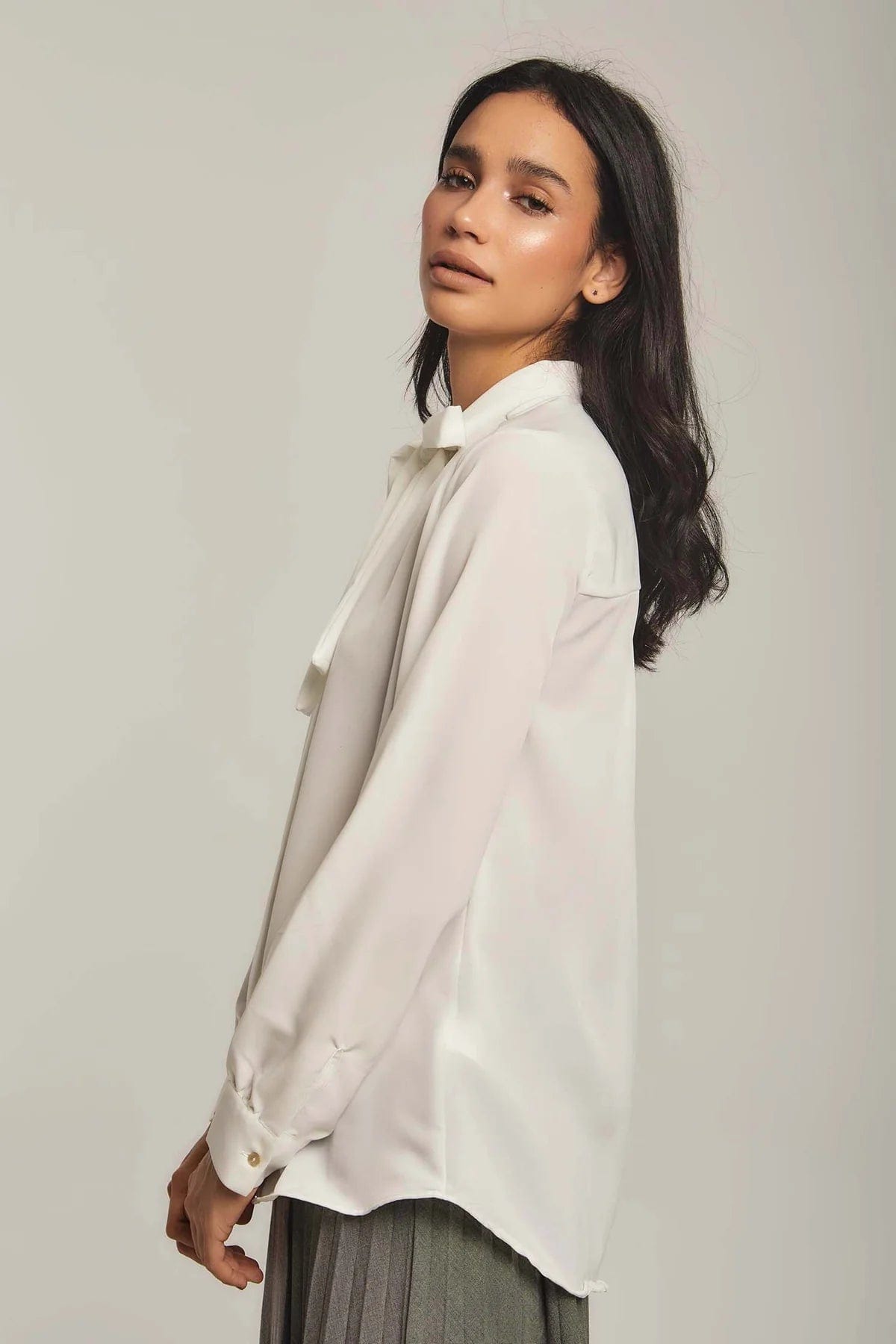 داليدرس بلوزة نسائية سادة بربطة عنق