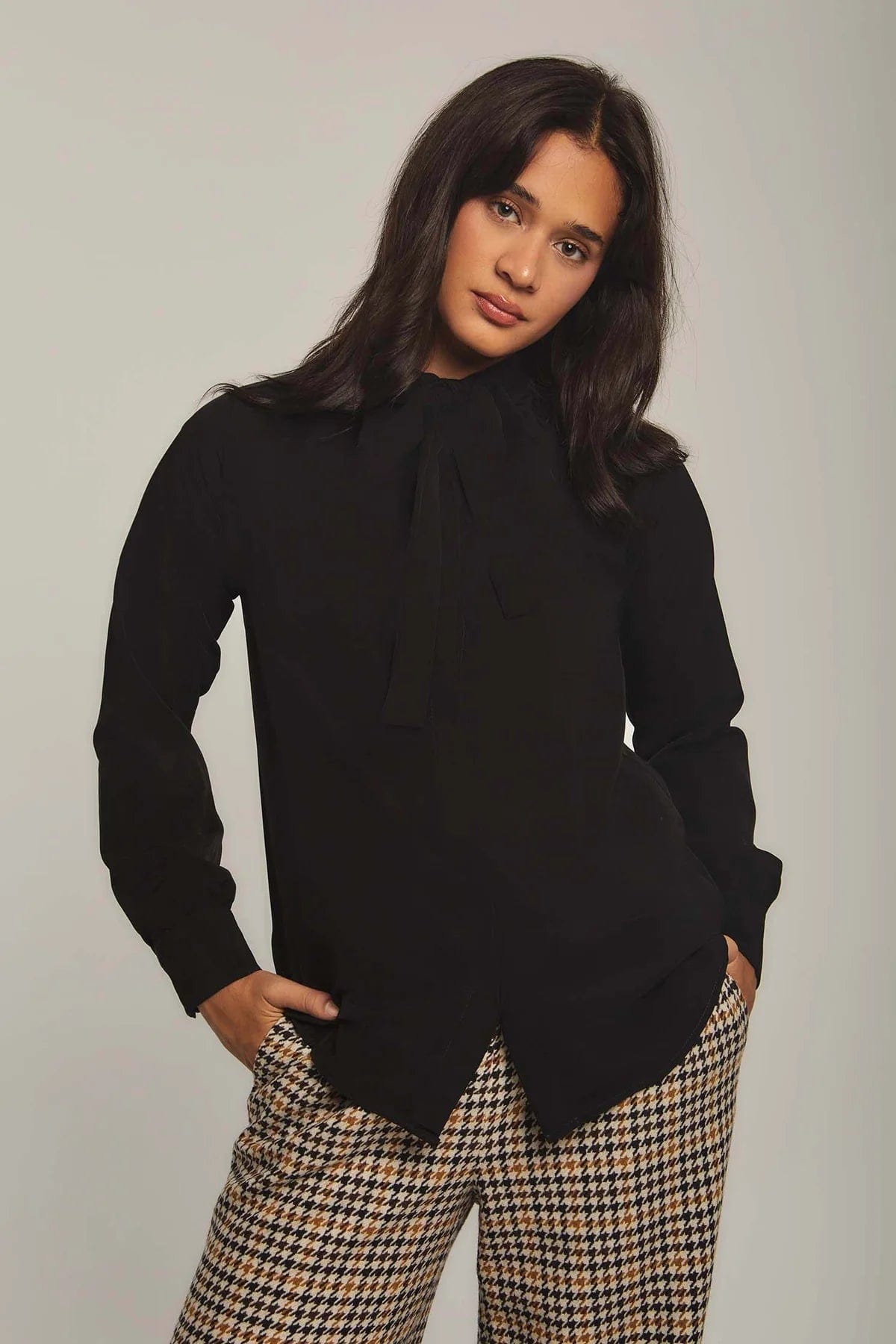 داليدرس بلوزة نسائية سادة بربطة عنق