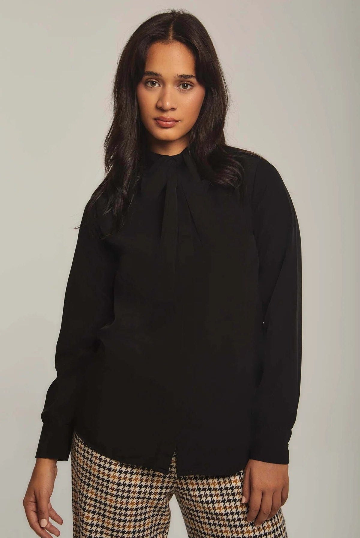 داليدرس بلوزة نسائية سادة بربطة عنق