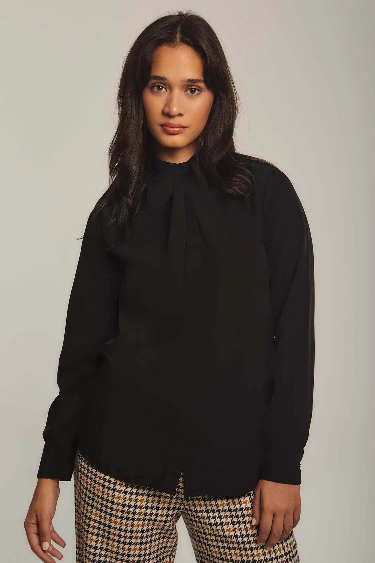 داليدرس بلوزة نسائية سادة بربطة عنق