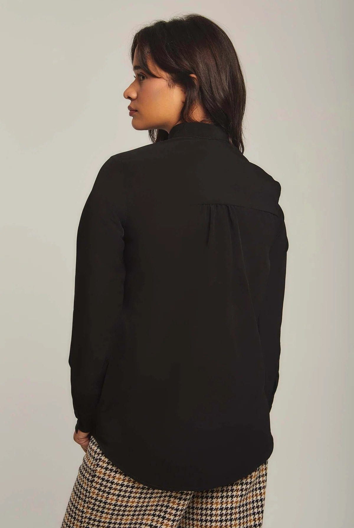 داليدرس بلوزة نسائية سادة بربطة عنق